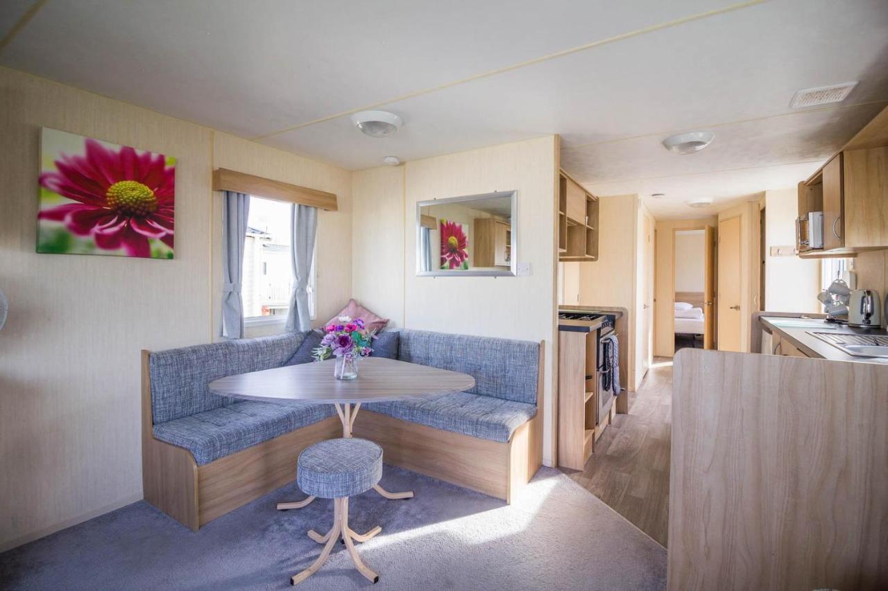 Lovely Caravan With Decking At Manor Park Nearby Beach Ref 23017t Campsite Hunstanton