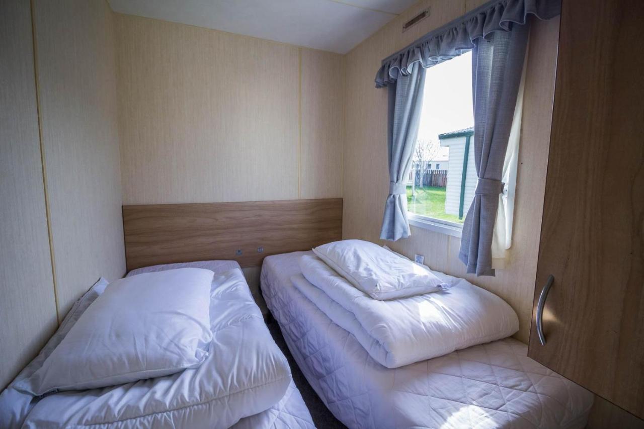 Campsite Lovely Caravan With Decking At Manor Park Nearby Beach Ref 23017t *