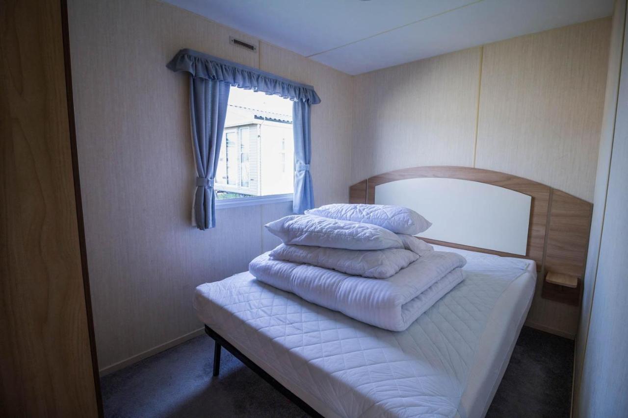 Lovely Caravan With Decking At Manor Park Nearby Beach Ref 23017t Hunstanton