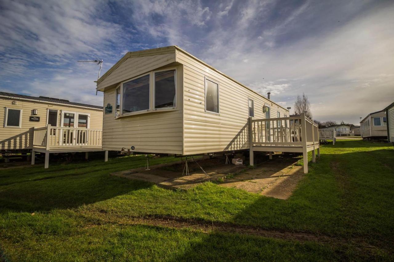 Campsite Lovely Caravan With Decking At Manor Park Nearby Beach Ref 23017t