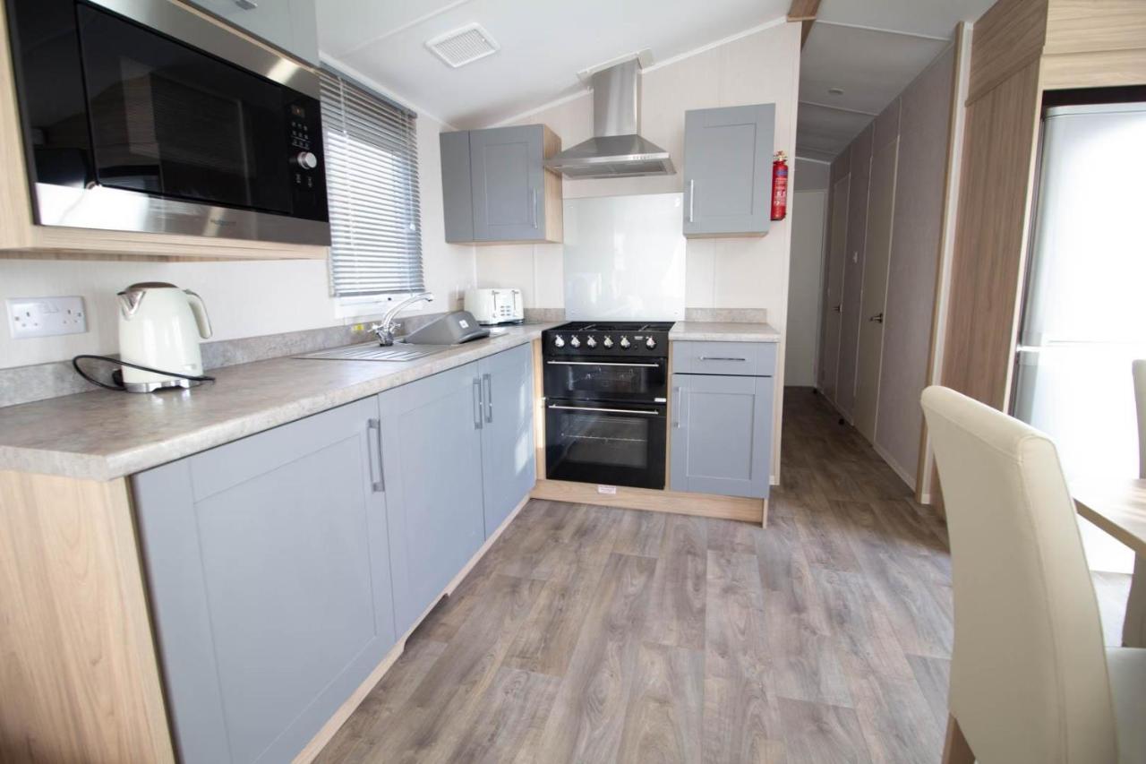 Stunning Caravan With Decking In Hunstanton, Sleeps 8 Ref 23010a Hunstanton