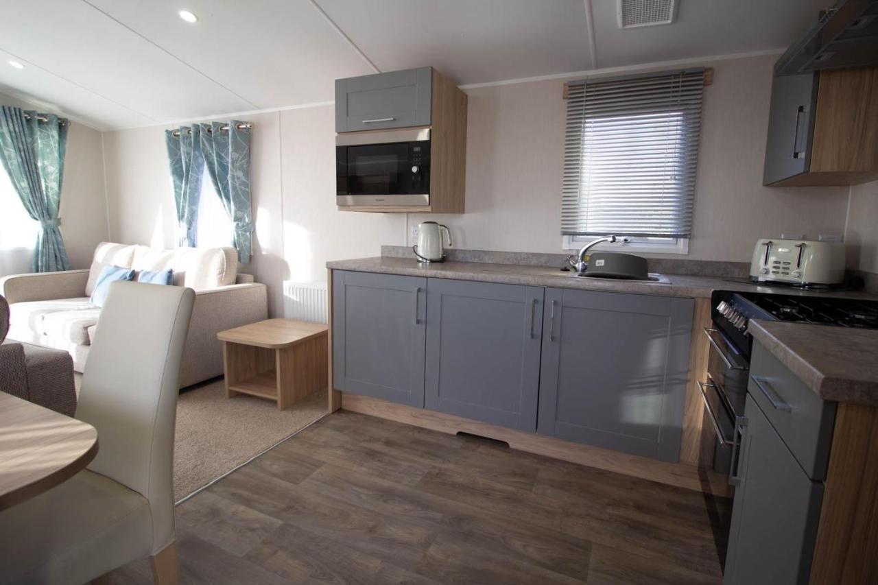 Stunning Caravan With Decking In Hunstanton, Sleeps 8 Ref 23010a Hunstanton