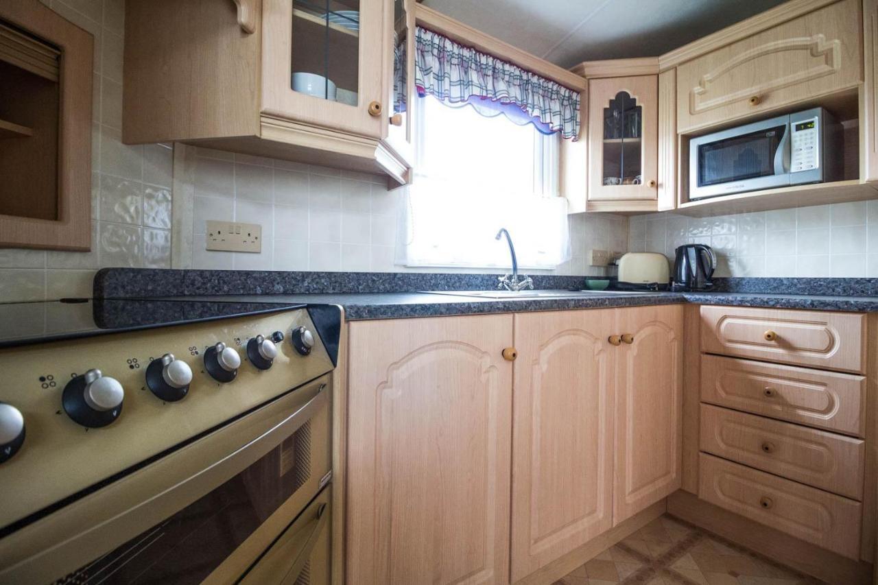 Brilliant Caravan For Hire At Manor Park In Norfolk Ref 23176k Campsite