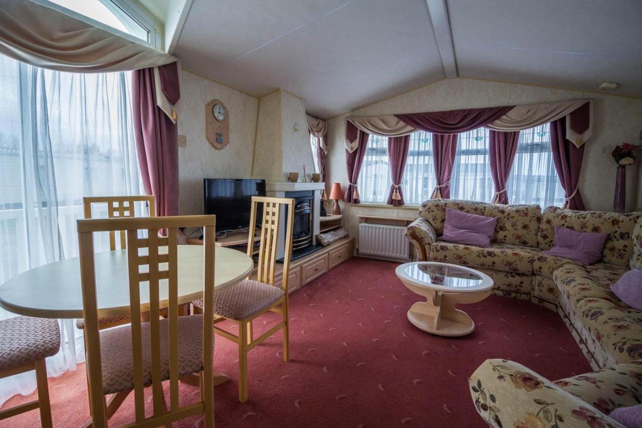 Brilliant Caravan For Hire At Manor Park In Norfolk Ref 23176k *