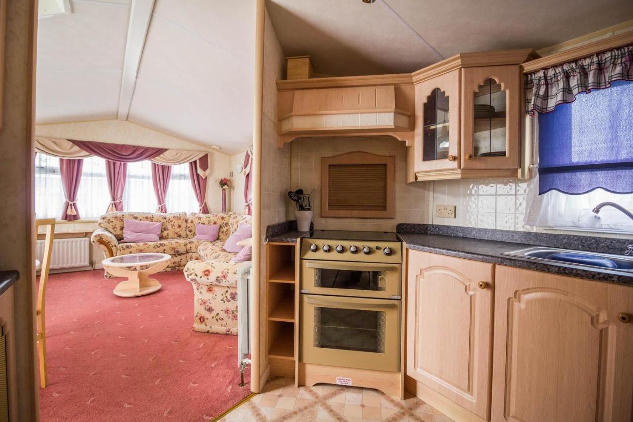 Brilliant Caravan For Hire At Manor Park In Norfolk Ref 23176k Campsite *
