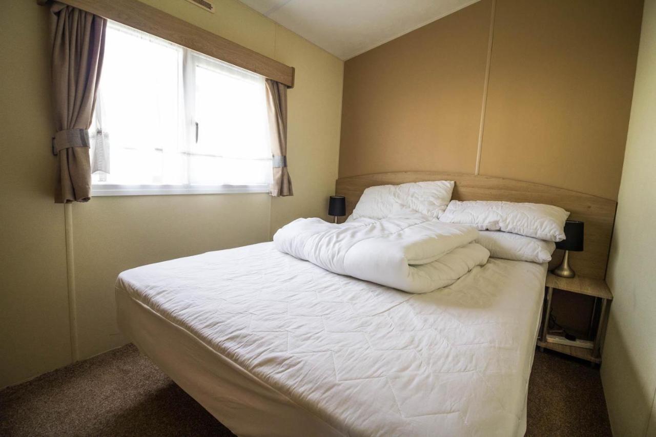 Lovely 8 Berth Caravan At A Brilliant Holiday Park, Manor Park Ref 23023t *