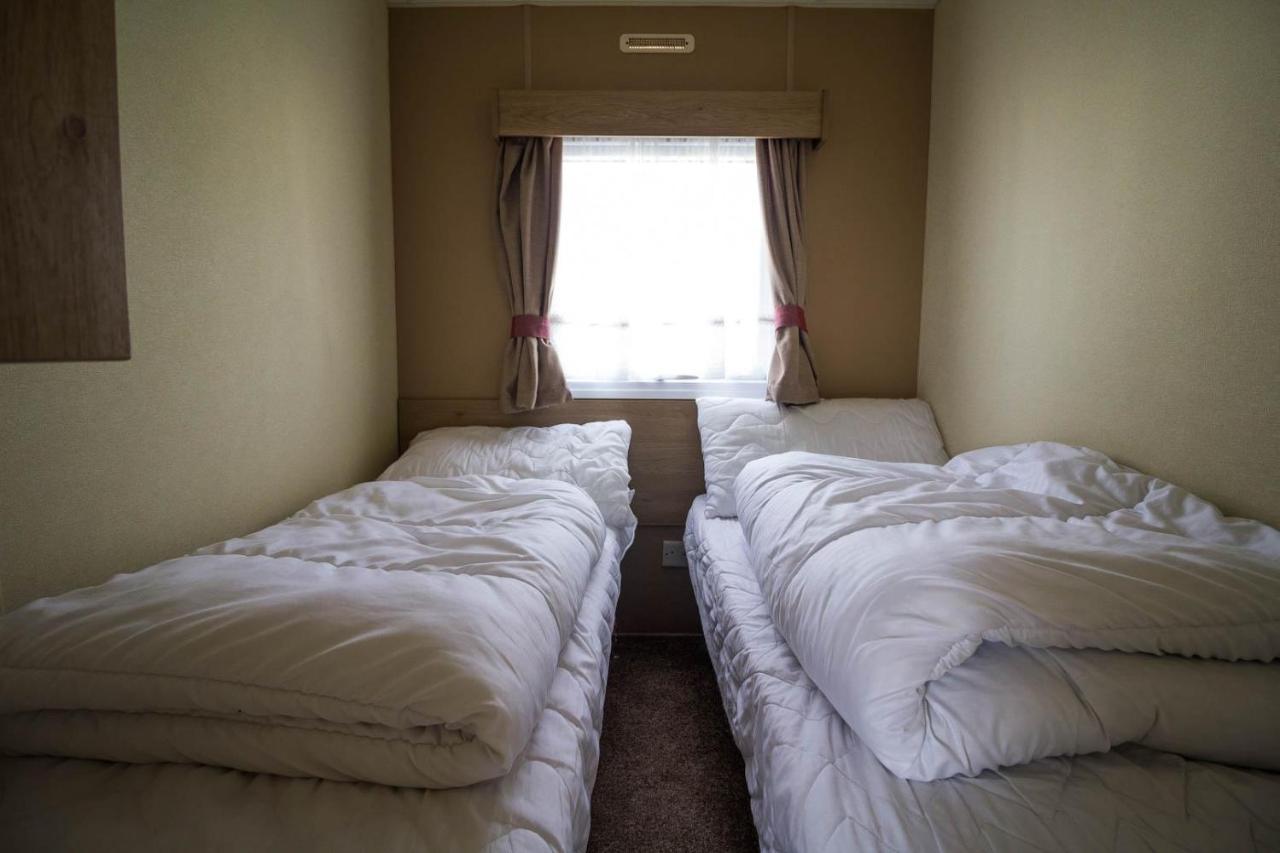 Lovely 8 Berth Caravan At A Brilliant Holiday Park, Manor Park Ref 23023t *