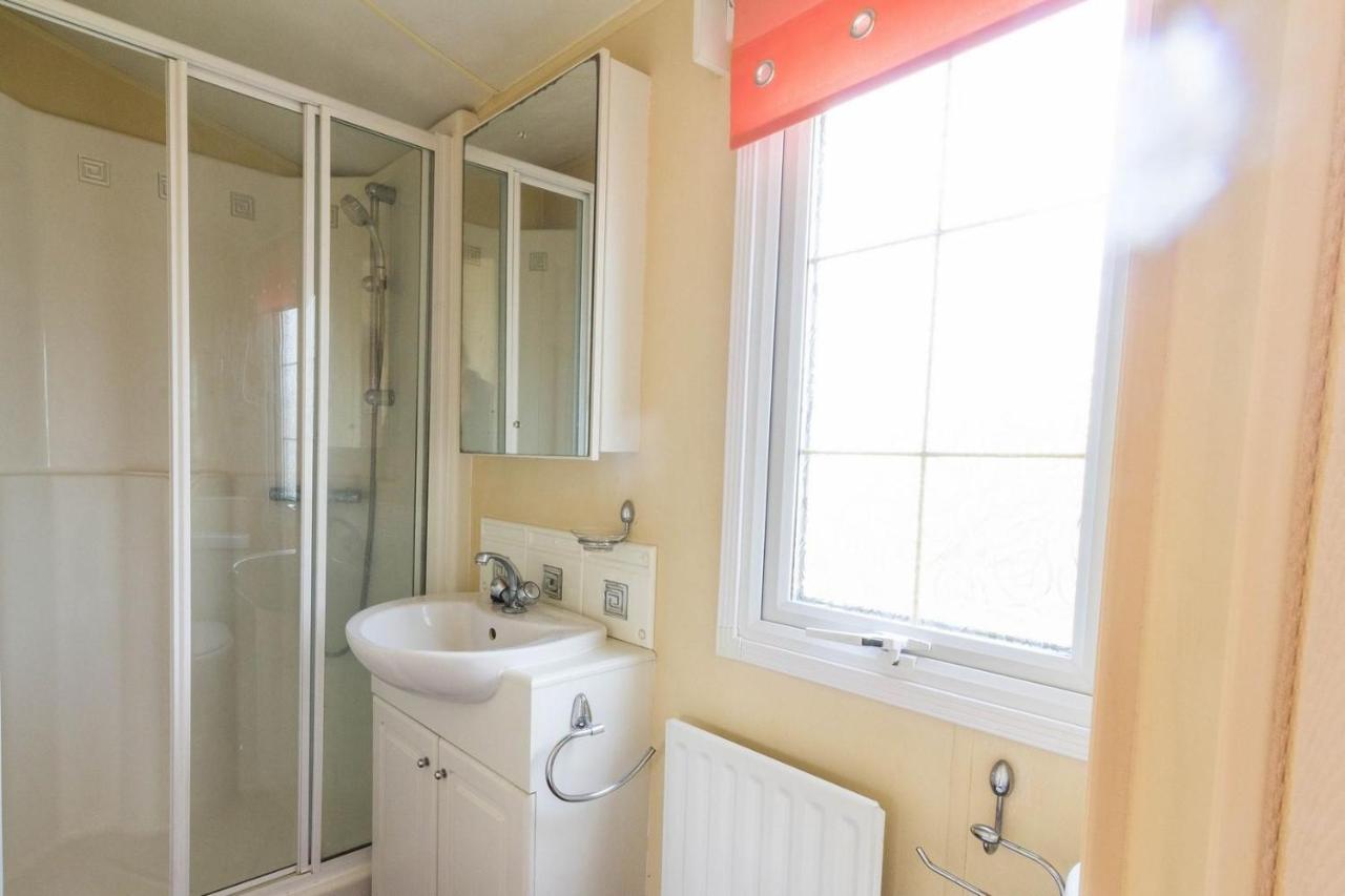 6 Berth Pet Friendly Caravan In By The Ref 13001l * Hunstanton