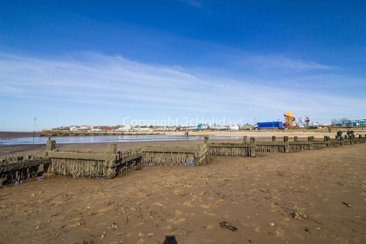 Lovely Caravan With Decking At Manor Park Nearby Beach Ref 23017t *