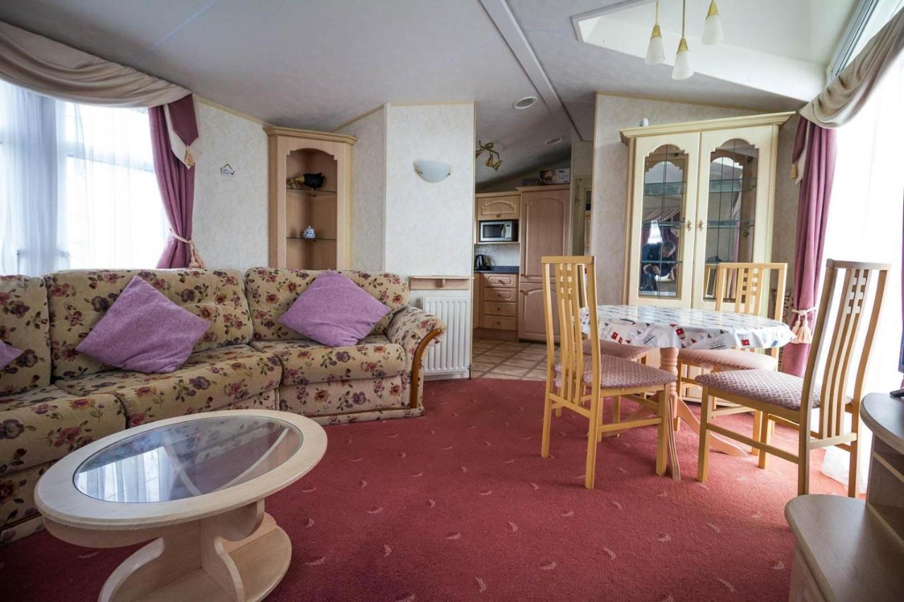 Brilliant Caravan For Hire At Manor Park In Norfolk Ref 23176k *