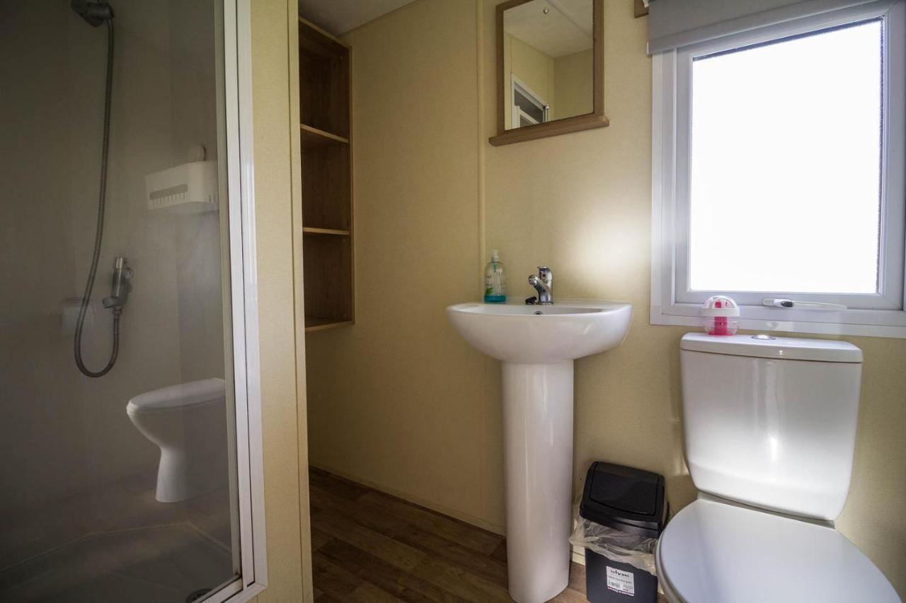 Lovely 8 Berth Caravan At A Brilliant Holiday Park, Manor Park Ref 23023t Campsite Hunstanton