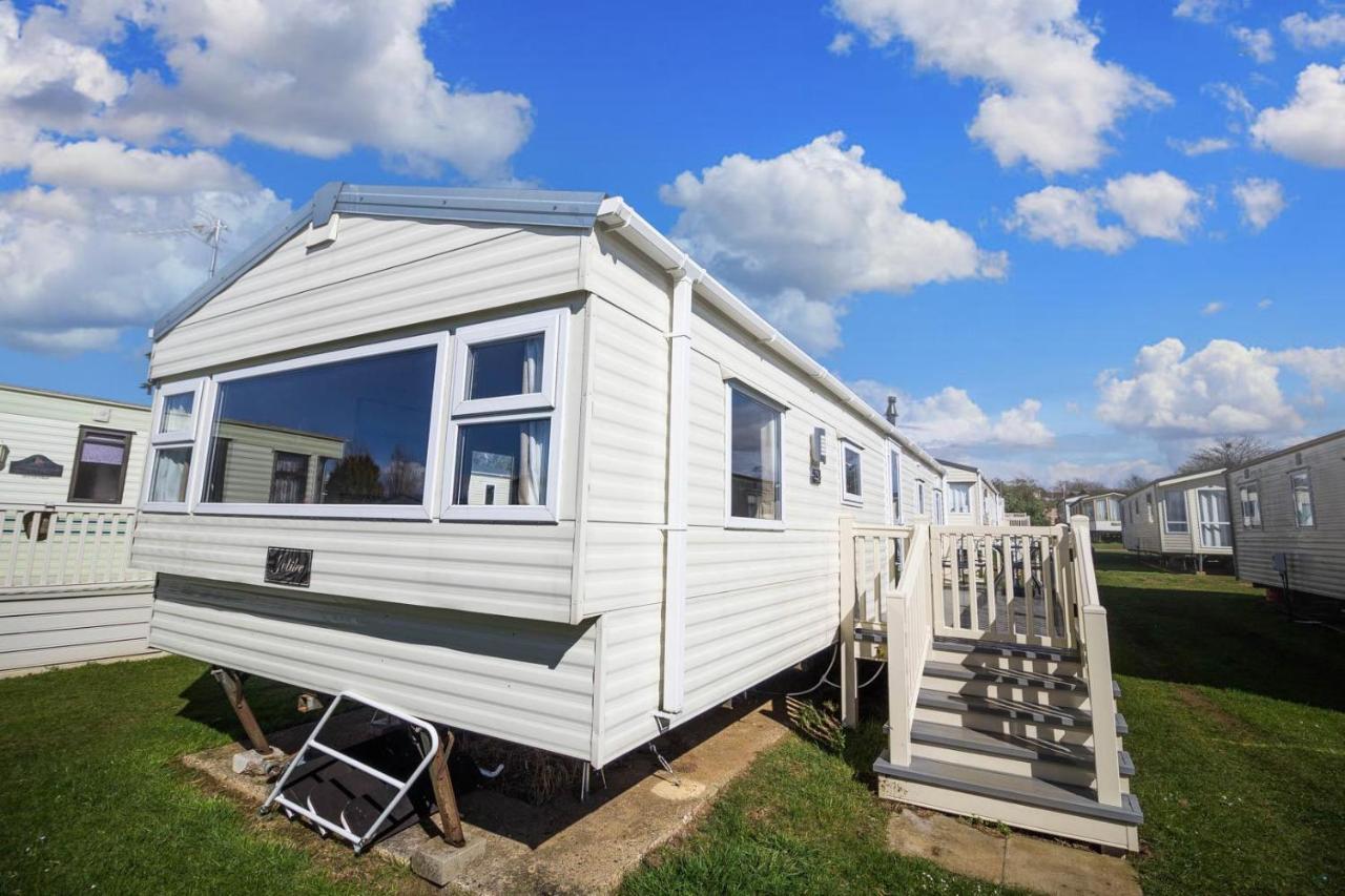Lovely 8 Berth Caravan At A Brilliant Holiday Park, Manor Park Ref 23023t Campsite Hunstanton
