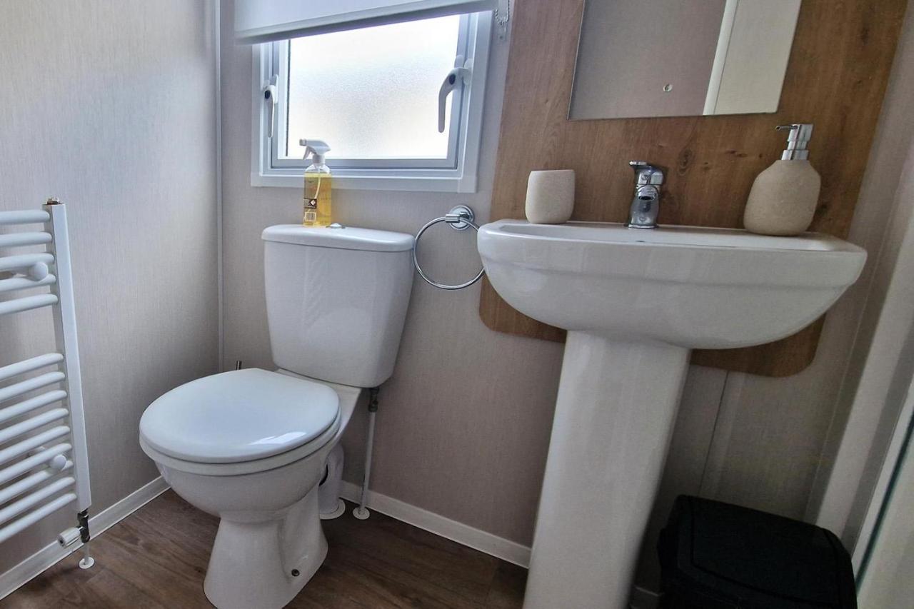 Lovely Caravan Nearby The Beach In Hunstanton, Norfolk Ref 23071c Campsite