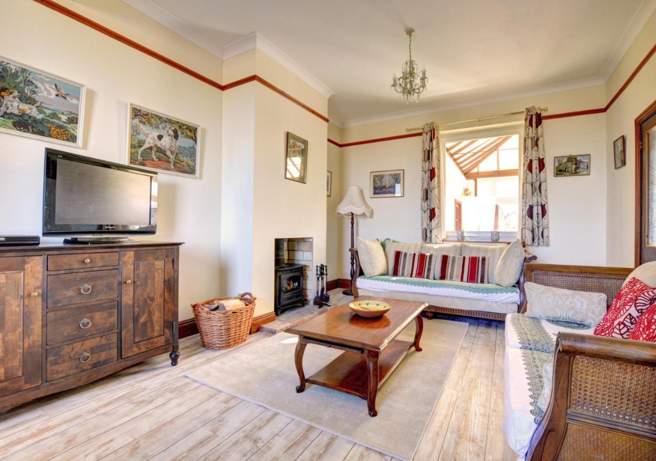 7 Lighthouse Close