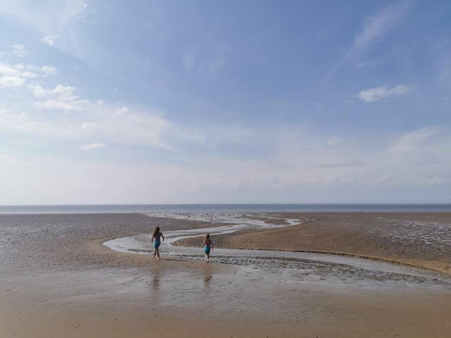 Spacious Family Friendly Apartment- 100m From With Seaviews!