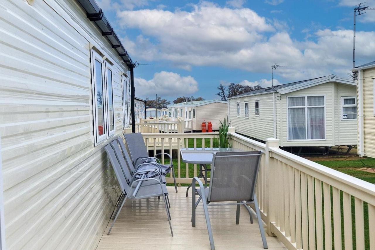 Lovely Caravan Nearby The Beach In Hunstanton, Norfolk Ref 23071c Campsite