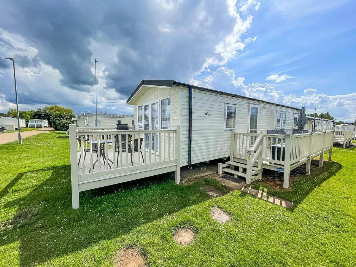 Lovely Caravan Nearby The Beach In Hunstanton, Norfolk Ref 23071c Campsite *
