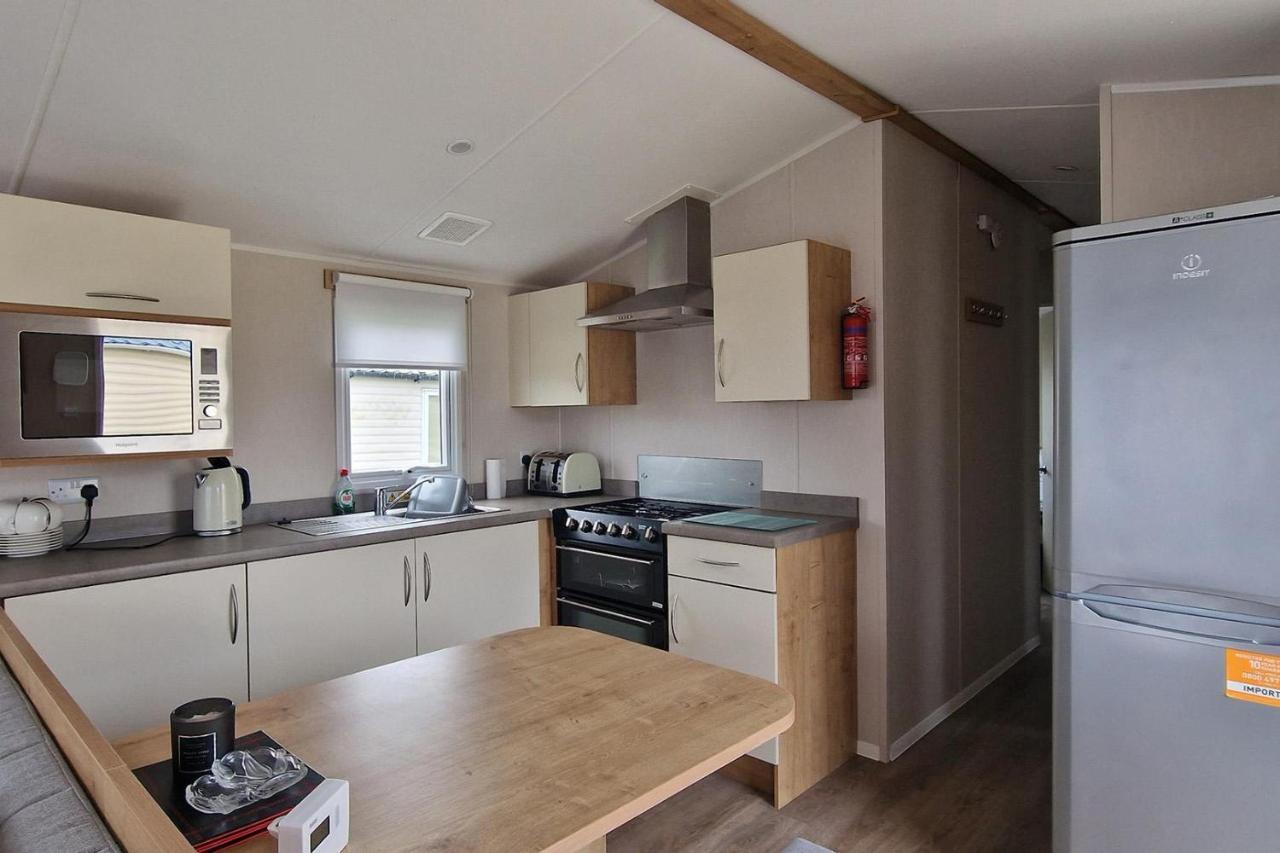Lovely Caravan Nearby The Beach In Hunstanton, Norfolk Ref 23071c Campsite Hunstanton