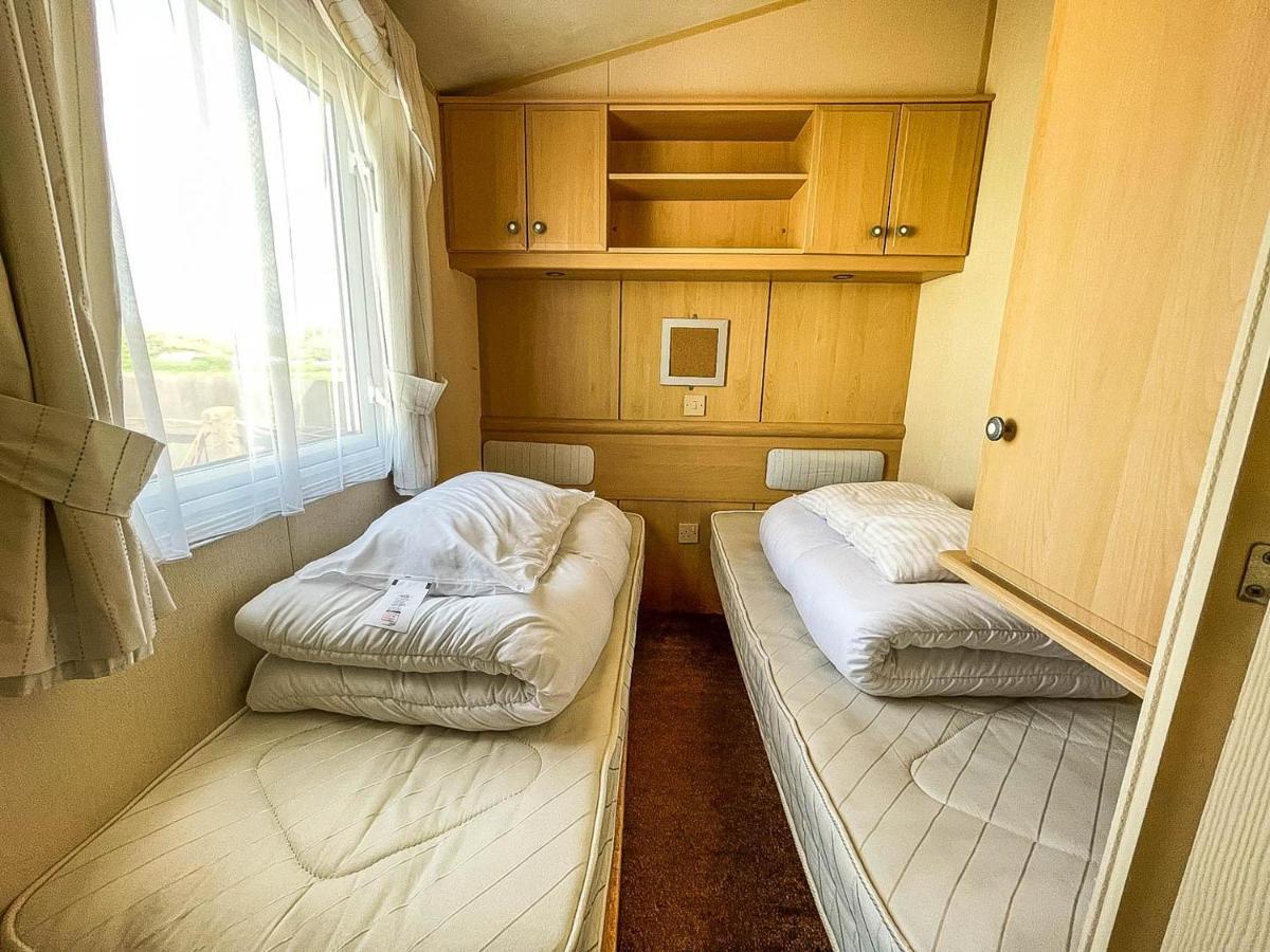 6 Berth Caravan Nearby Front In Norfolk Ref 13019l Campsite