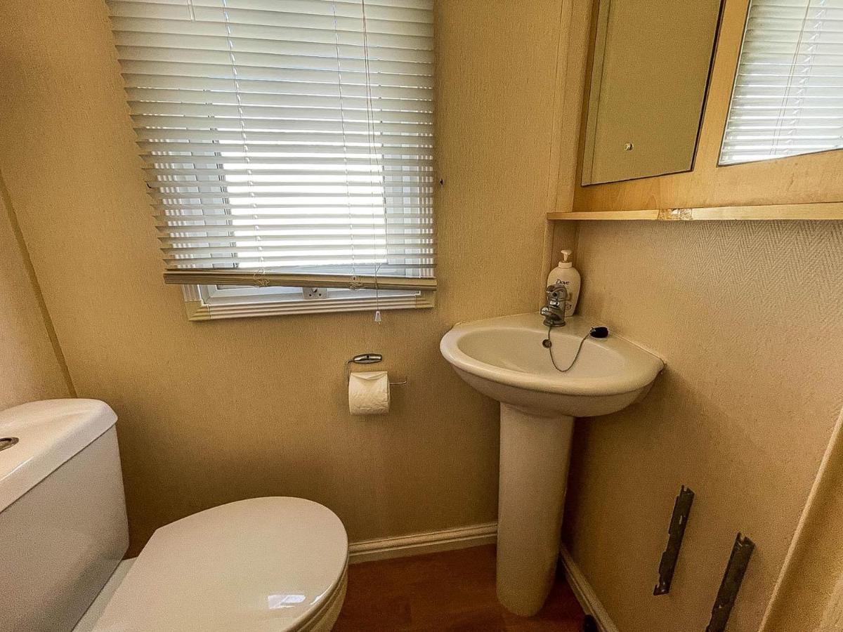 6 Berth Caravan Nearby Front In Norfolk Ref 13019l