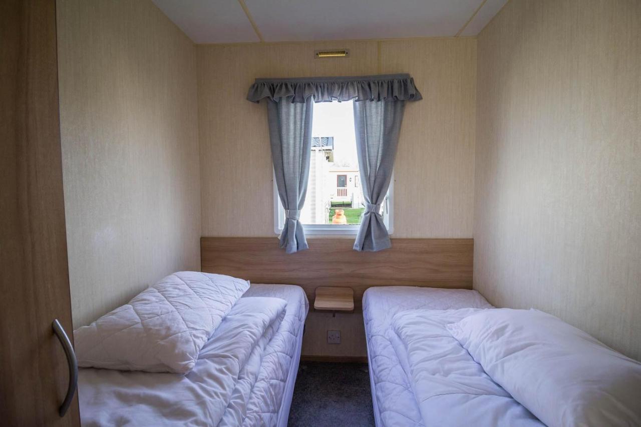 Lovely Caravan With Decking At Manor Park Nearby Beach Ref 23017t Campsite *