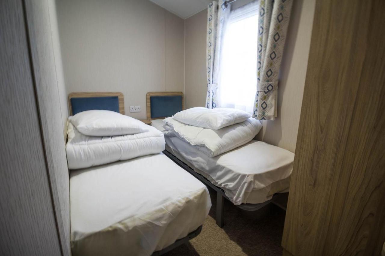 Stunning Caravan With Decking In Hunstanton, Sleeps 8 Ref 23010a *