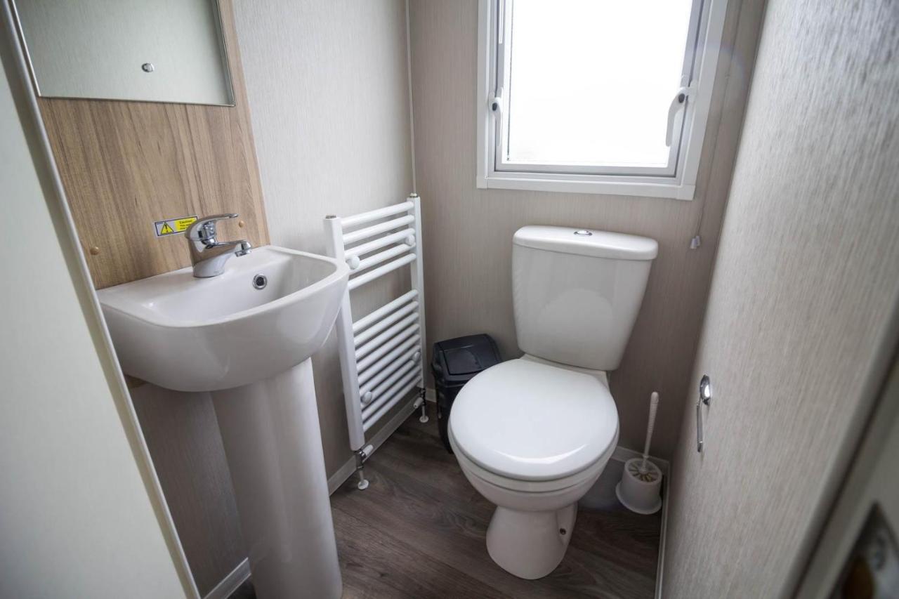 Stunning Caravan With Decking In Hunstanton, Sleeps 8 Ref 23010a Hunstanton
