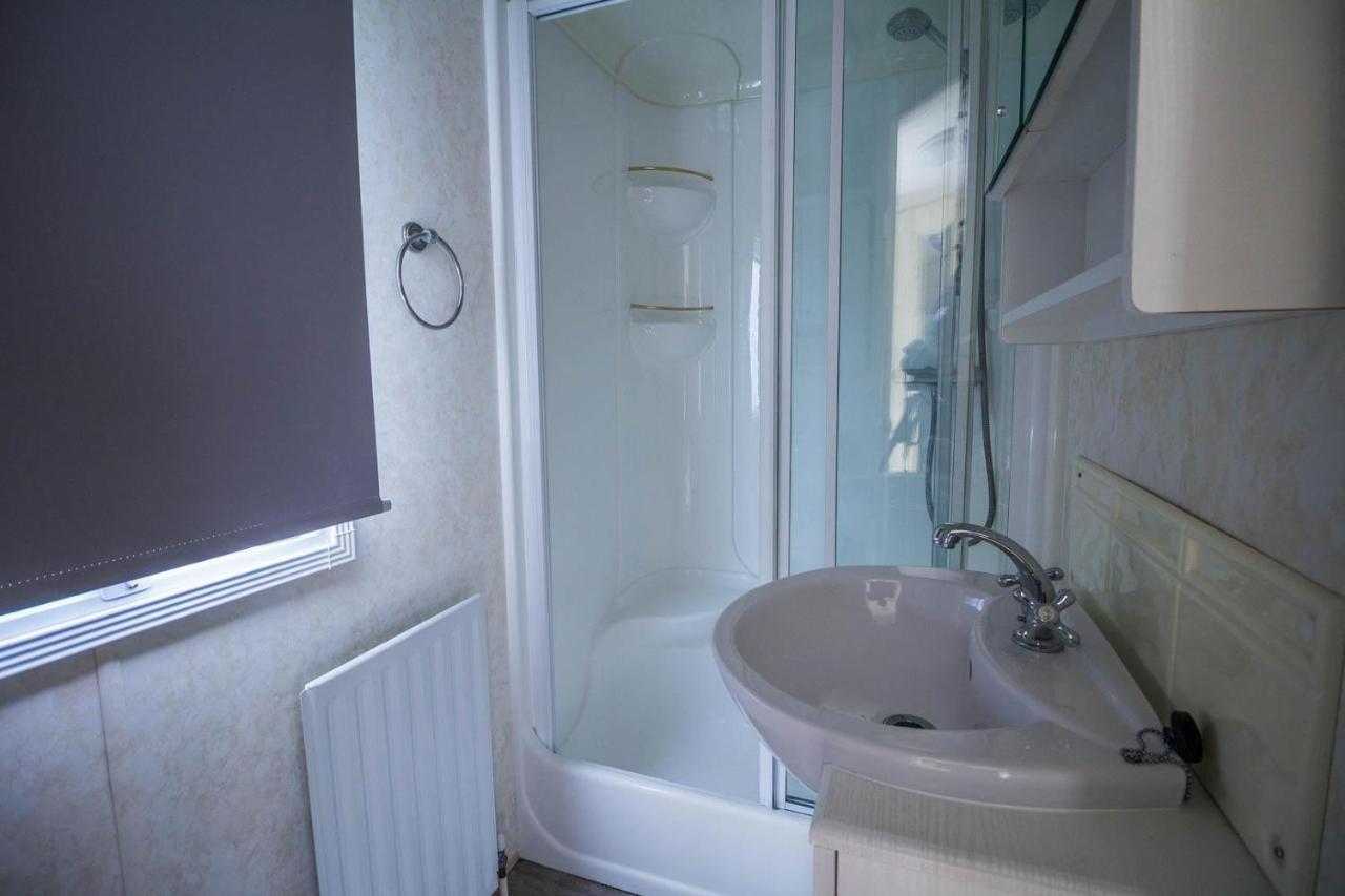 Brilliant Caravan For Hire At Manor Park In Norfolk Ref 23176k *