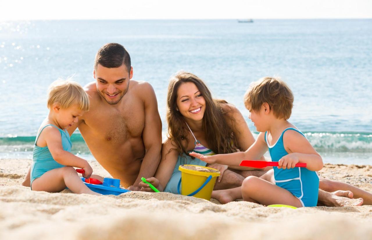 Caravan With Decking At Manor Park In Hunstanton, Sleeps 6 Ref 23045b Campsite *