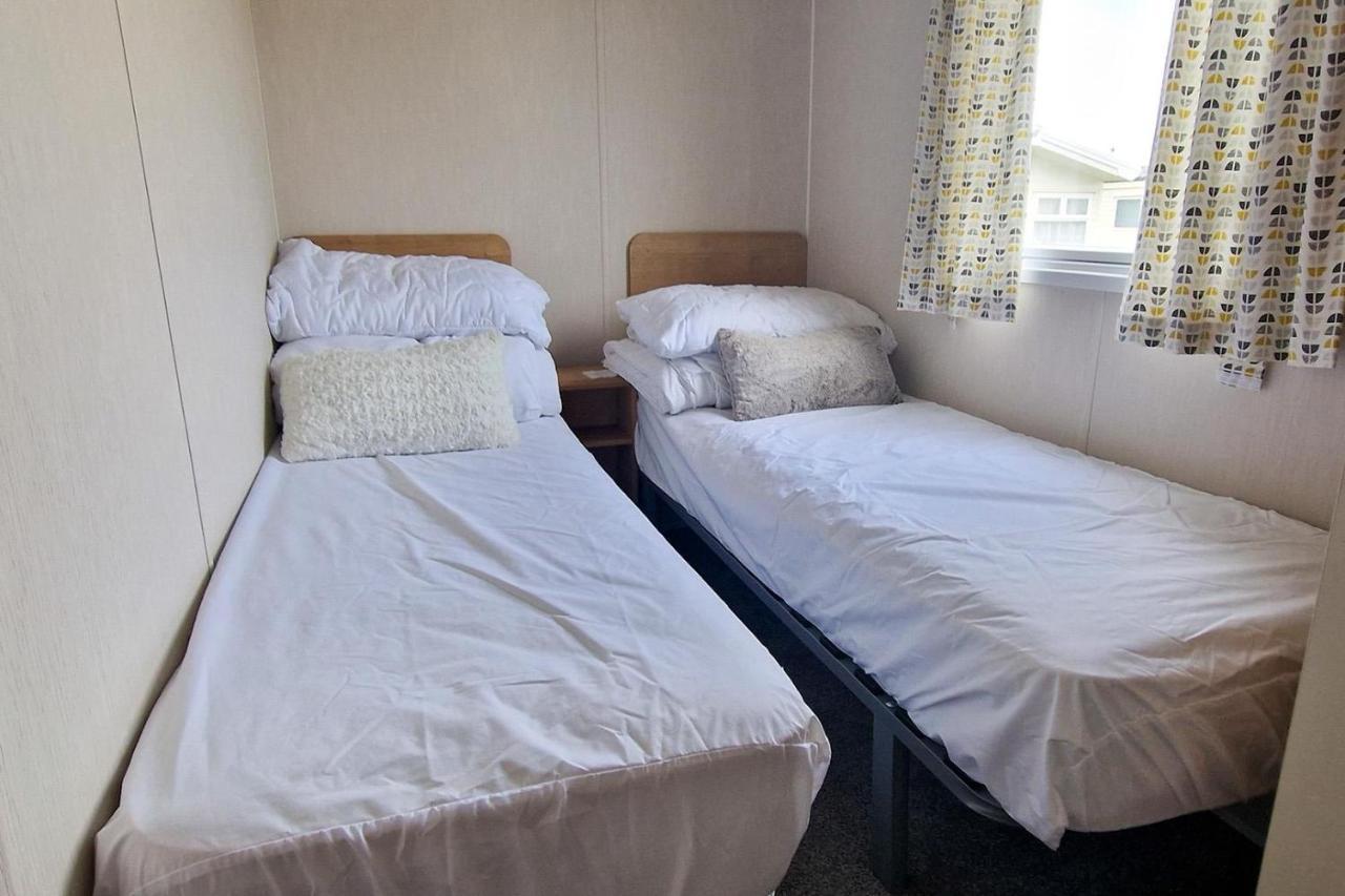 Lovely Caravan Nearby The Beach In Hunstanton, Norfolk Ref 23071c