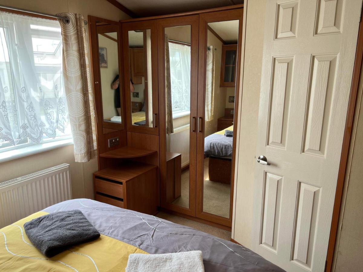 Heacham Golden Sunset Pets Go Free Linen Included