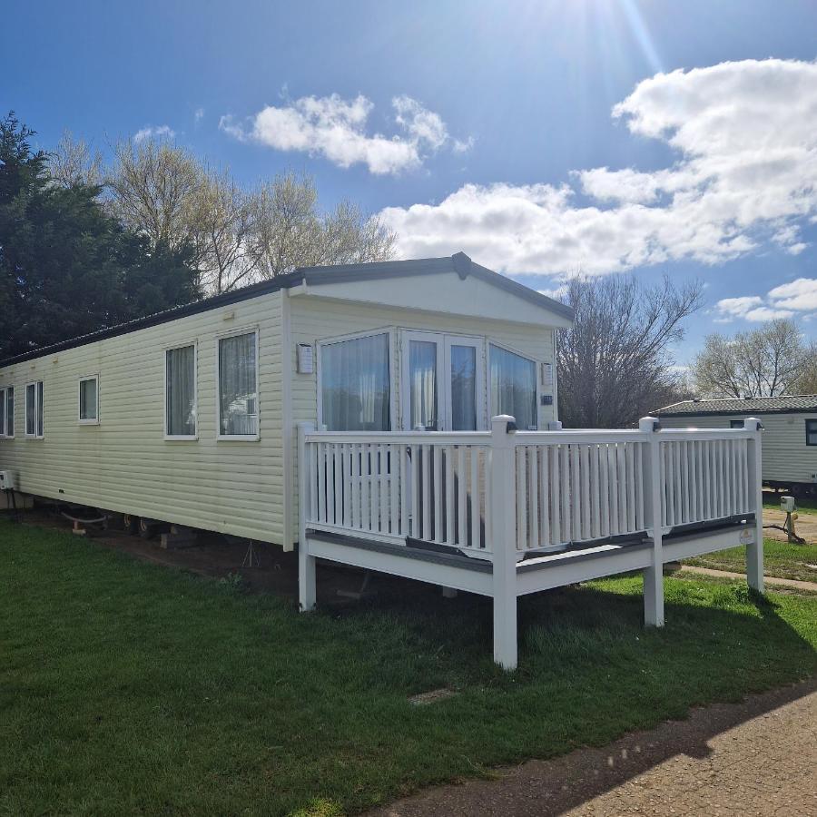 Modern 6 Berth Static Caravan, *