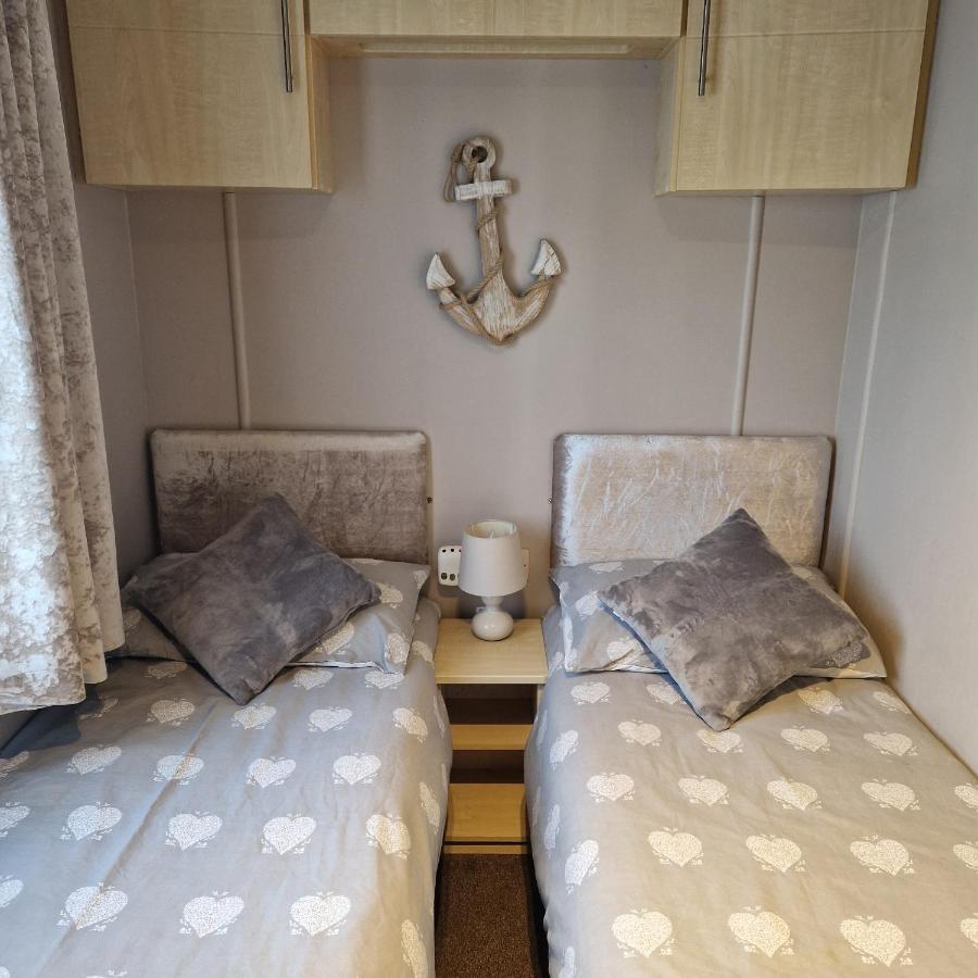 Modern 6 Berth Static Caravan, *
