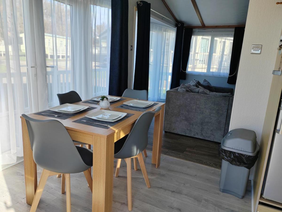 Dog Friendly 8 Berth Lodge, 600 Yard's From The In *