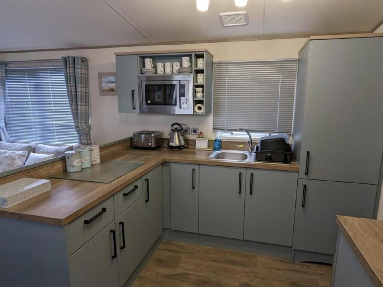 Beautiful Caravan With Decking At Manor Park Nearby Beach Ref 23039b Campsite Hunstanton