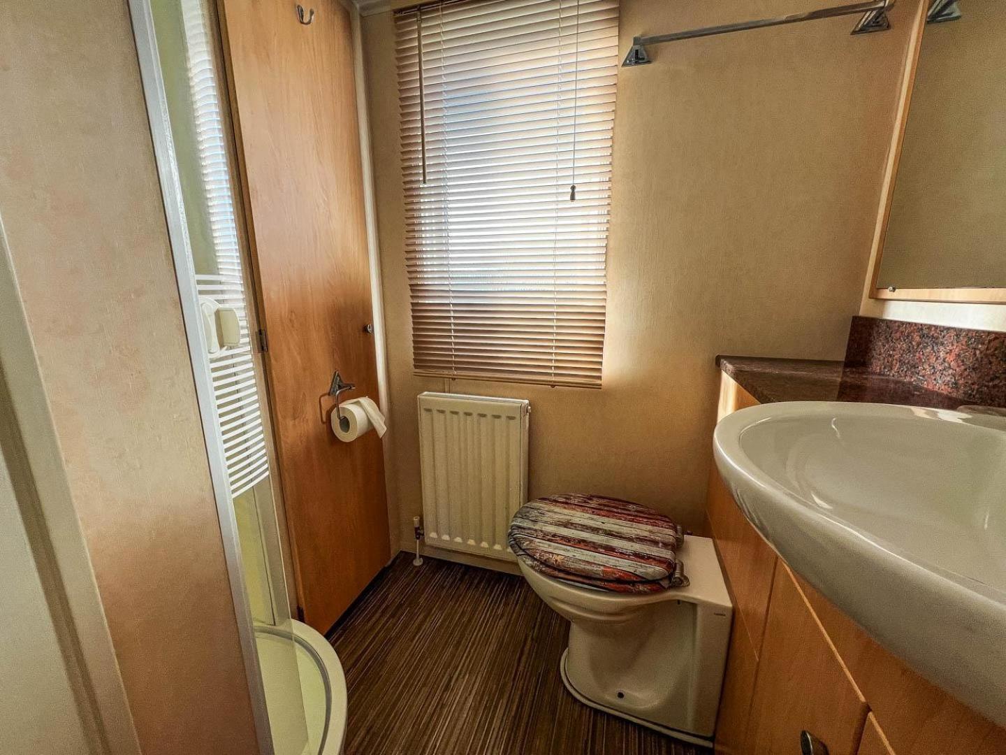 Great Caravan For Hire With Pond Views At Manor Park Holiday Park Ref 23228k * Hunstanton