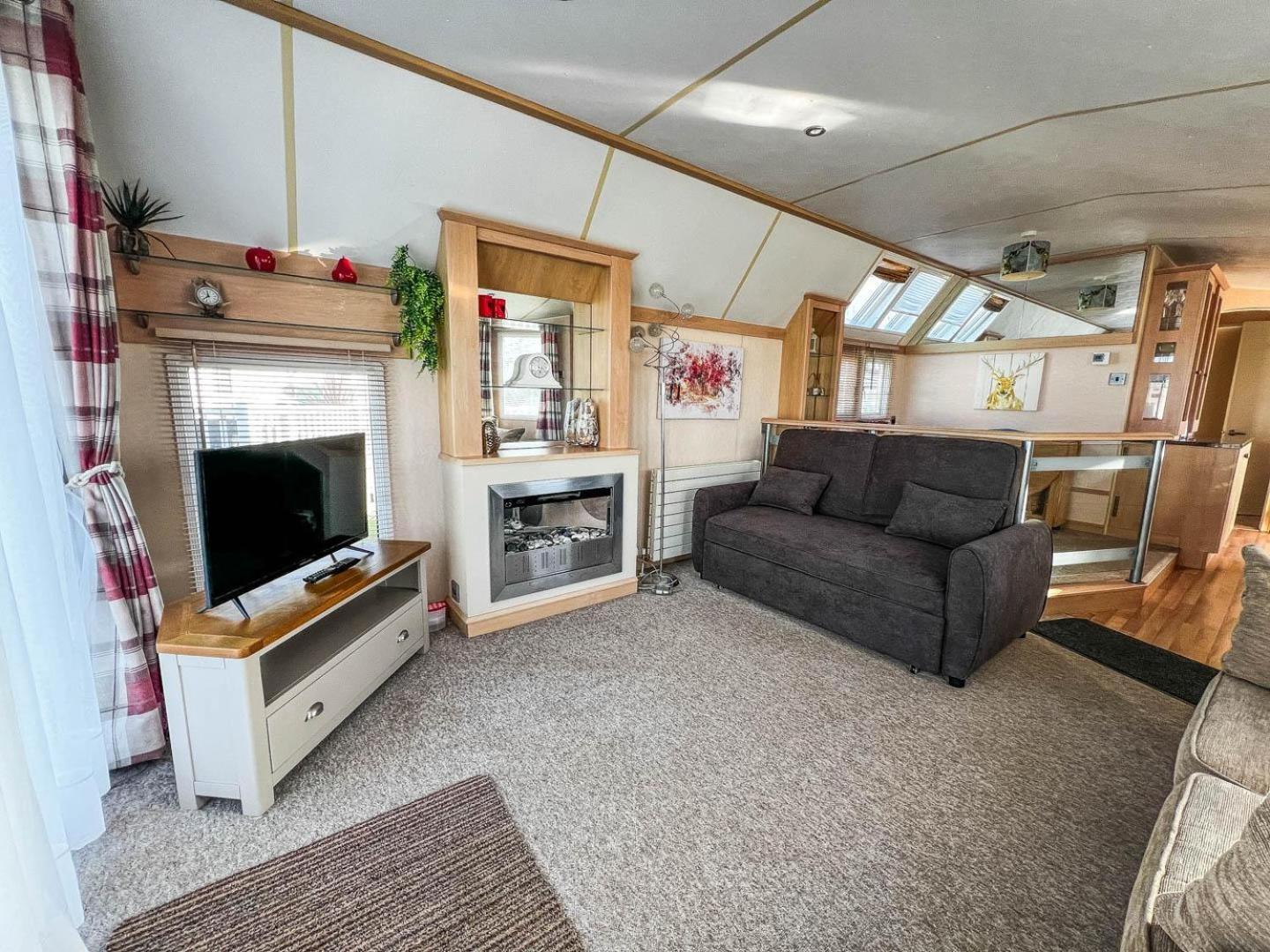 Great Caravan For Hire With Pond Views At Manor Park Holiday Park Ref 23228k Campsite Hunstanton