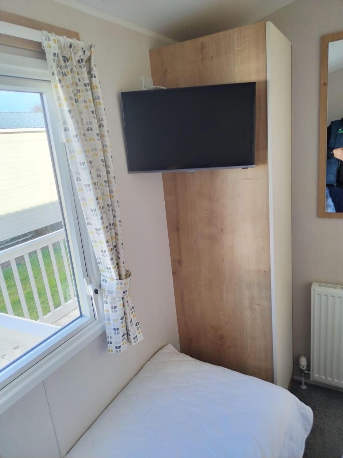 Lovely Caravan Nearby The Beach In Hunstanton, Norfolk Ref 23071c Campsite