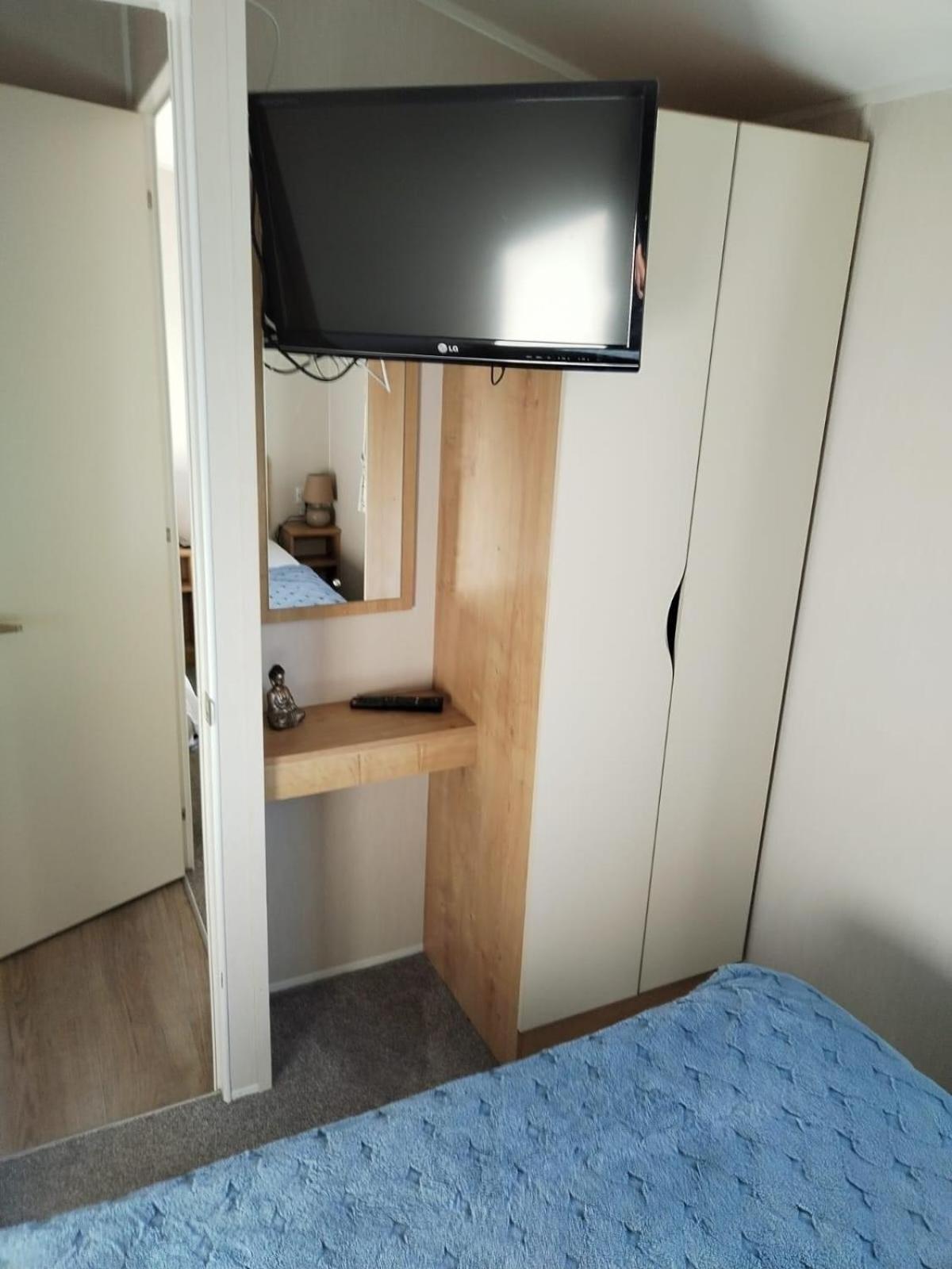 Lovely Caravan Nearby The Beach In Hunstanton, Norfolk Ref 23071c
