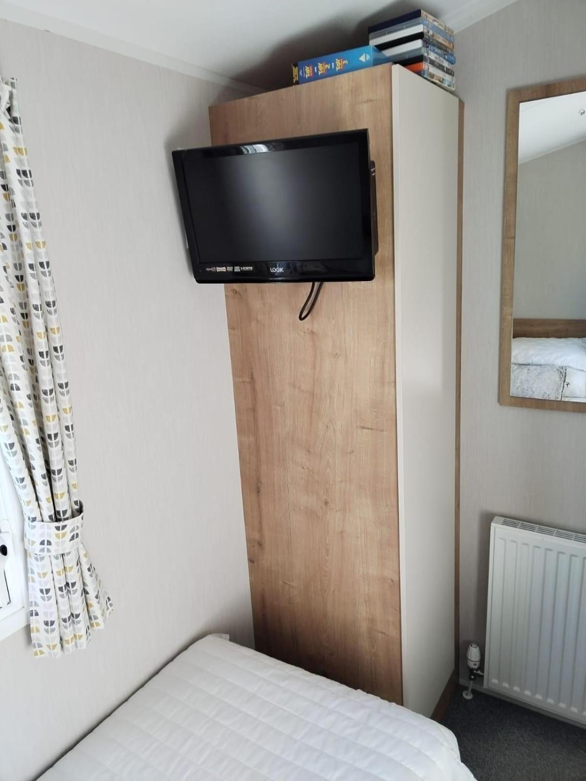Lovely Caravan Nearby The Beach In Hunstanton, Norfolk Ref 23071c Campsite *