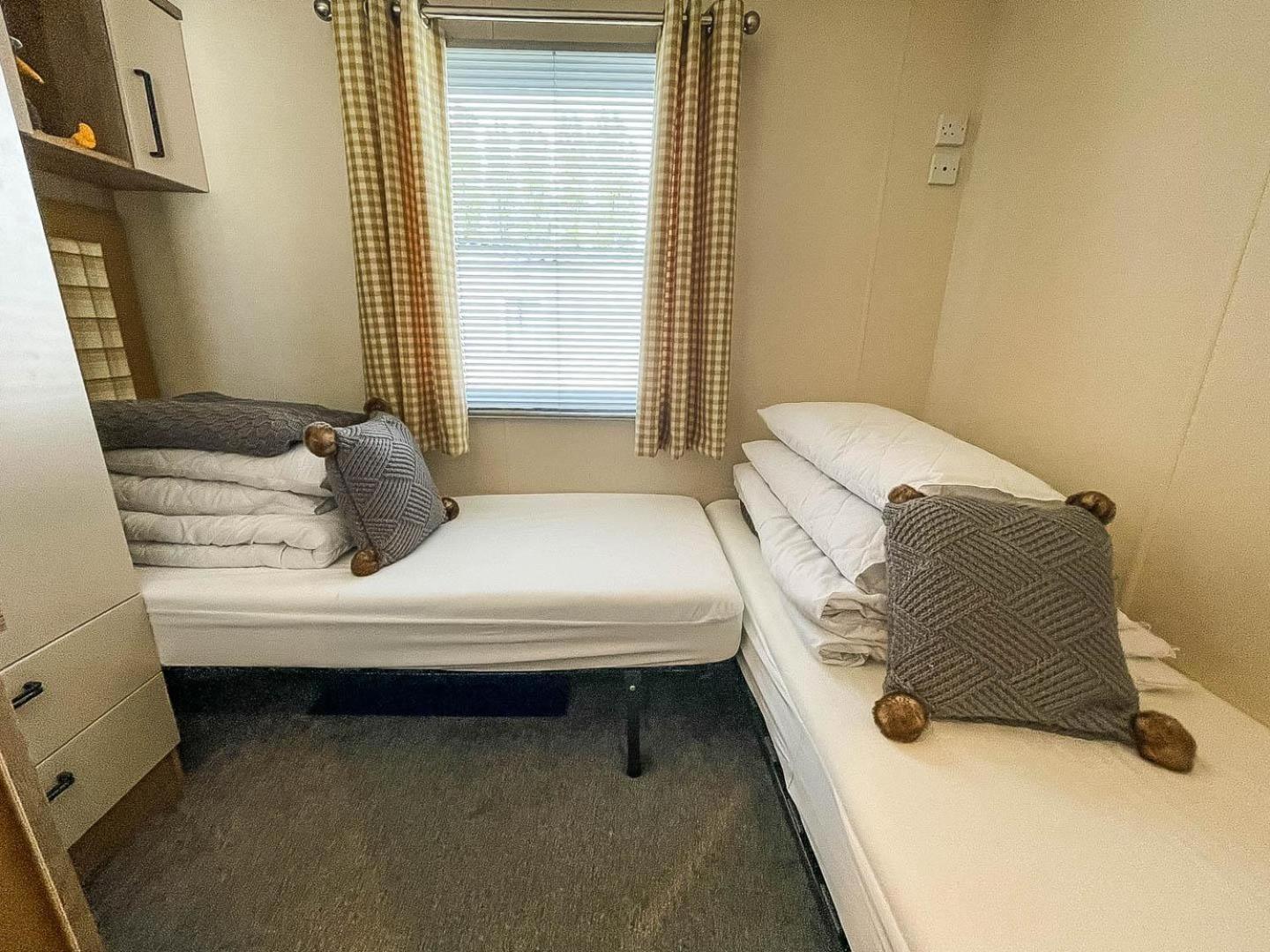 Campsite Beautiful Caravan With Decking At Manor Park Nearby Beach Ref 23039b