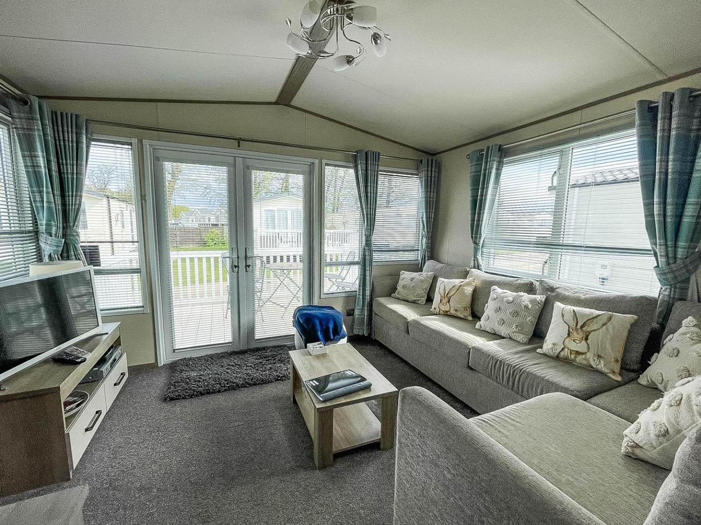 Beautiful Caravan With Decking At Manor Park Nearby Beach Ref 23039b * Hunstanton