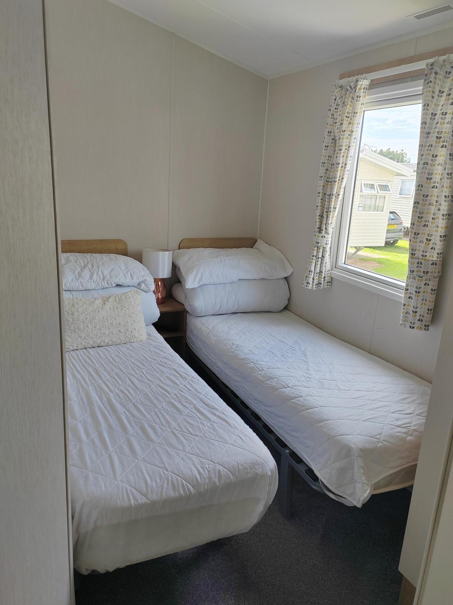 Dog Friendly 2 Bed, 6 Berth Caravan With Decking 700 Yard's From The In * Hunstanton