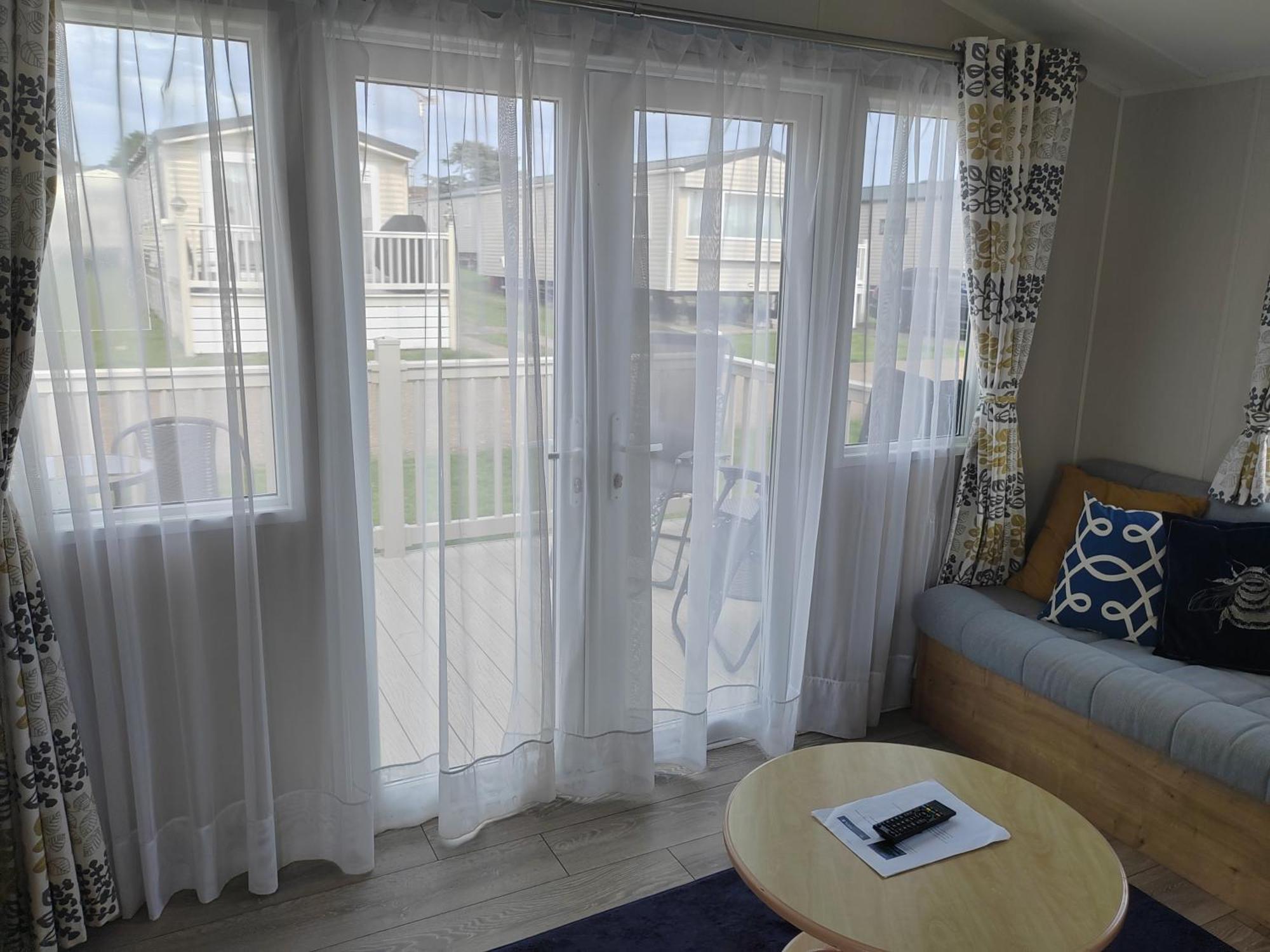 Dog Friendly 2 Bed, 6 Berth Caravan With Decking 700 Yard's From The In