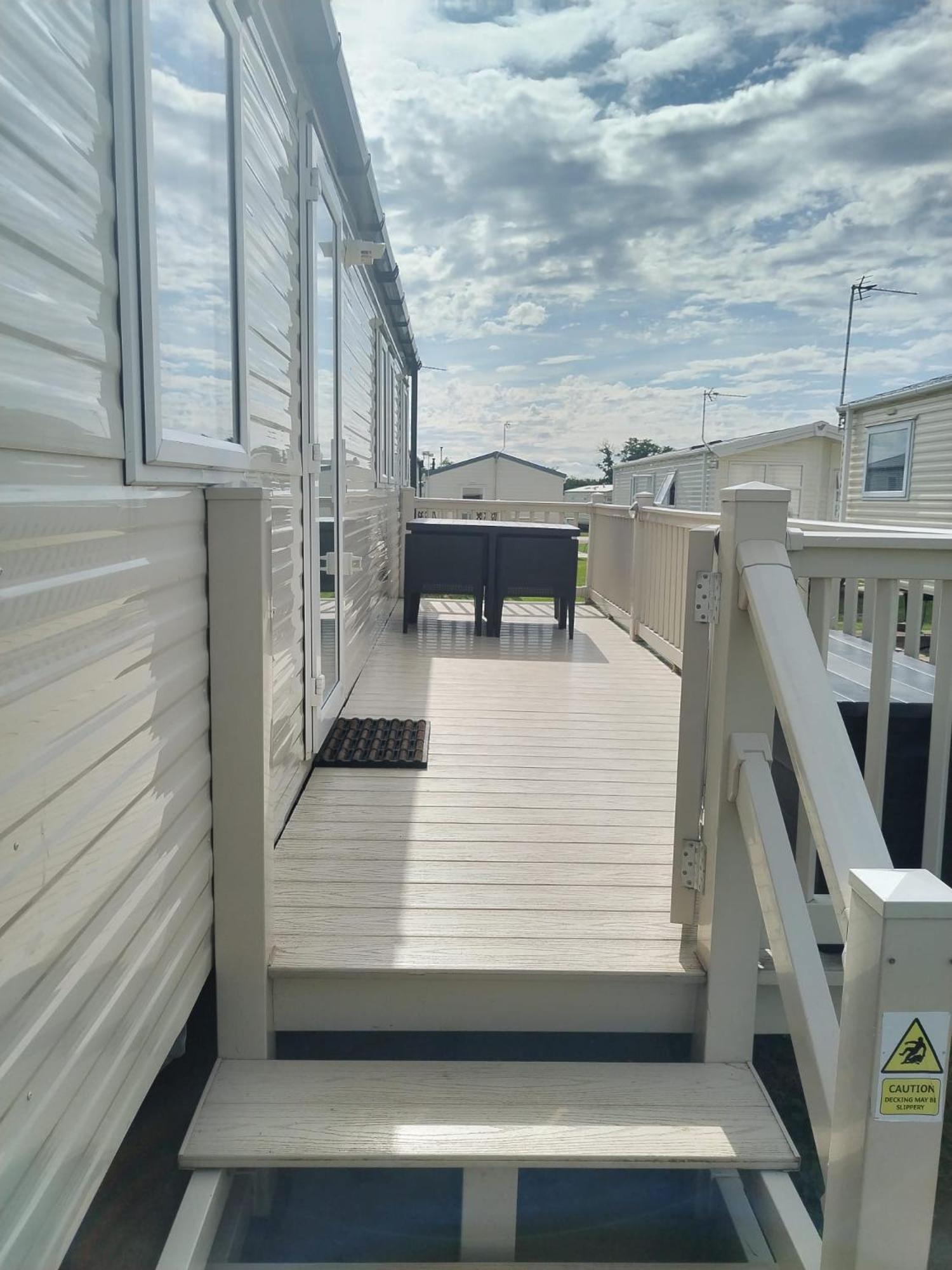 Dog Friendly 2 Bed, 6 Berth Caravan With Decking 700 Yard's From The In Hunstanton