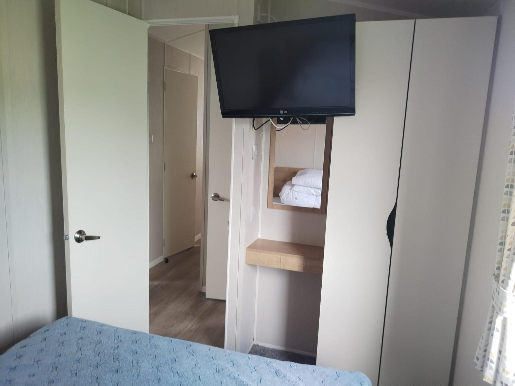 Holiday home Dog Friendly 2 Bed, 6 Berth Caravan With Decking 700 Yard's From The In