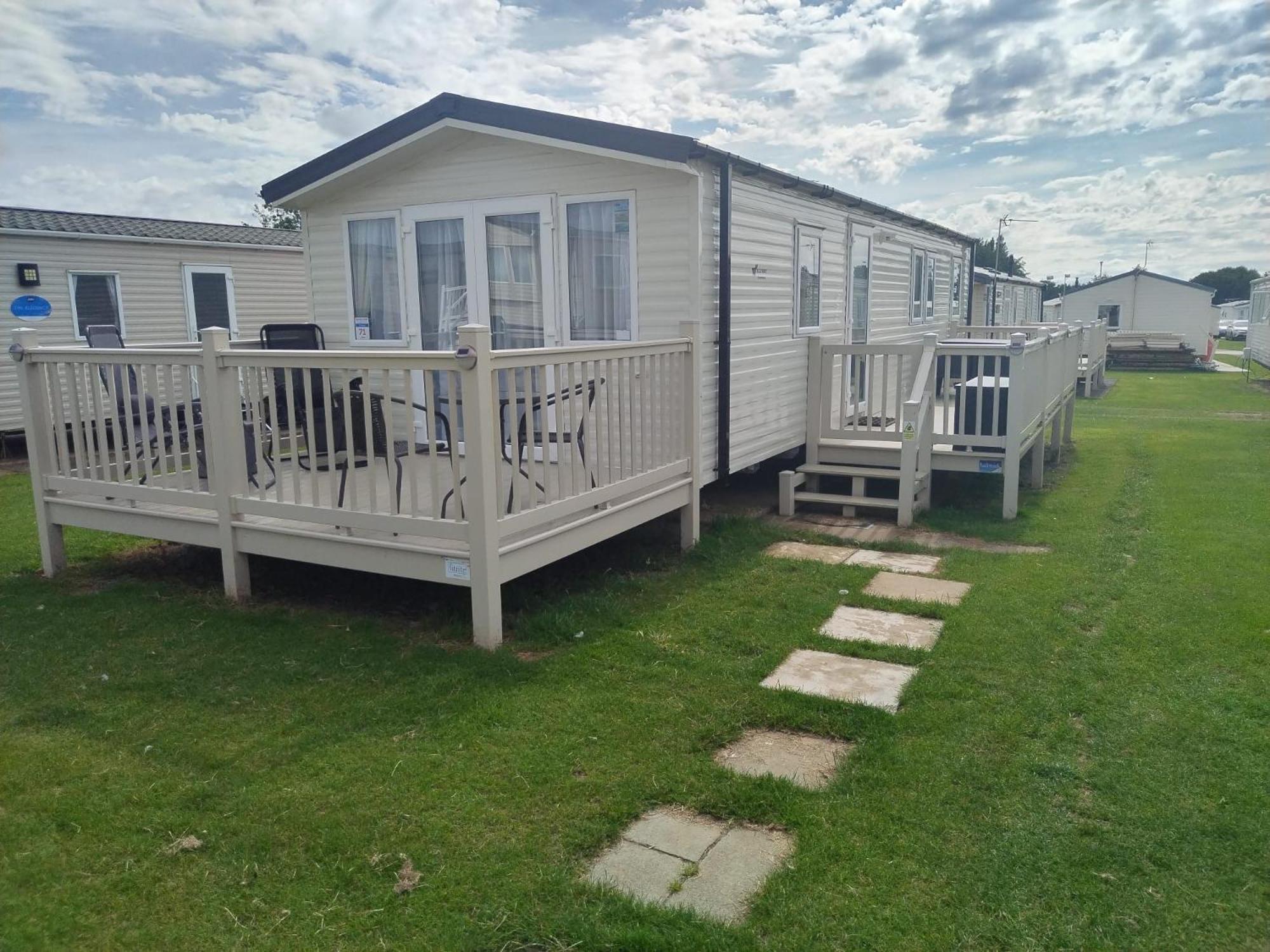 Dog Friendly 2 Bed, 6 Berth Caravan With Decking 700 Yard's From The In Hunstanton