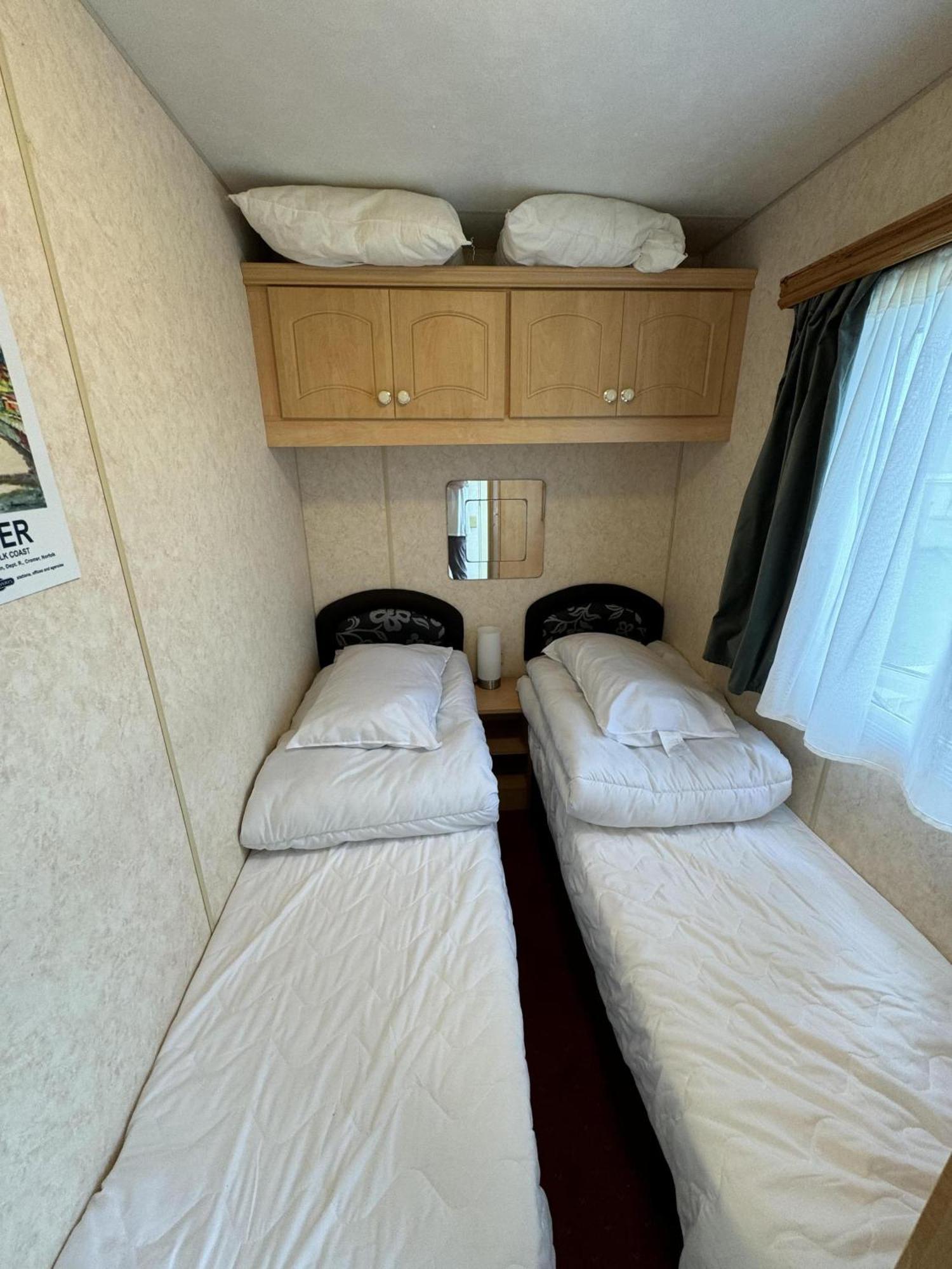 Lovely Caravan For Hire With Large Decking Area In Ref 23218k *