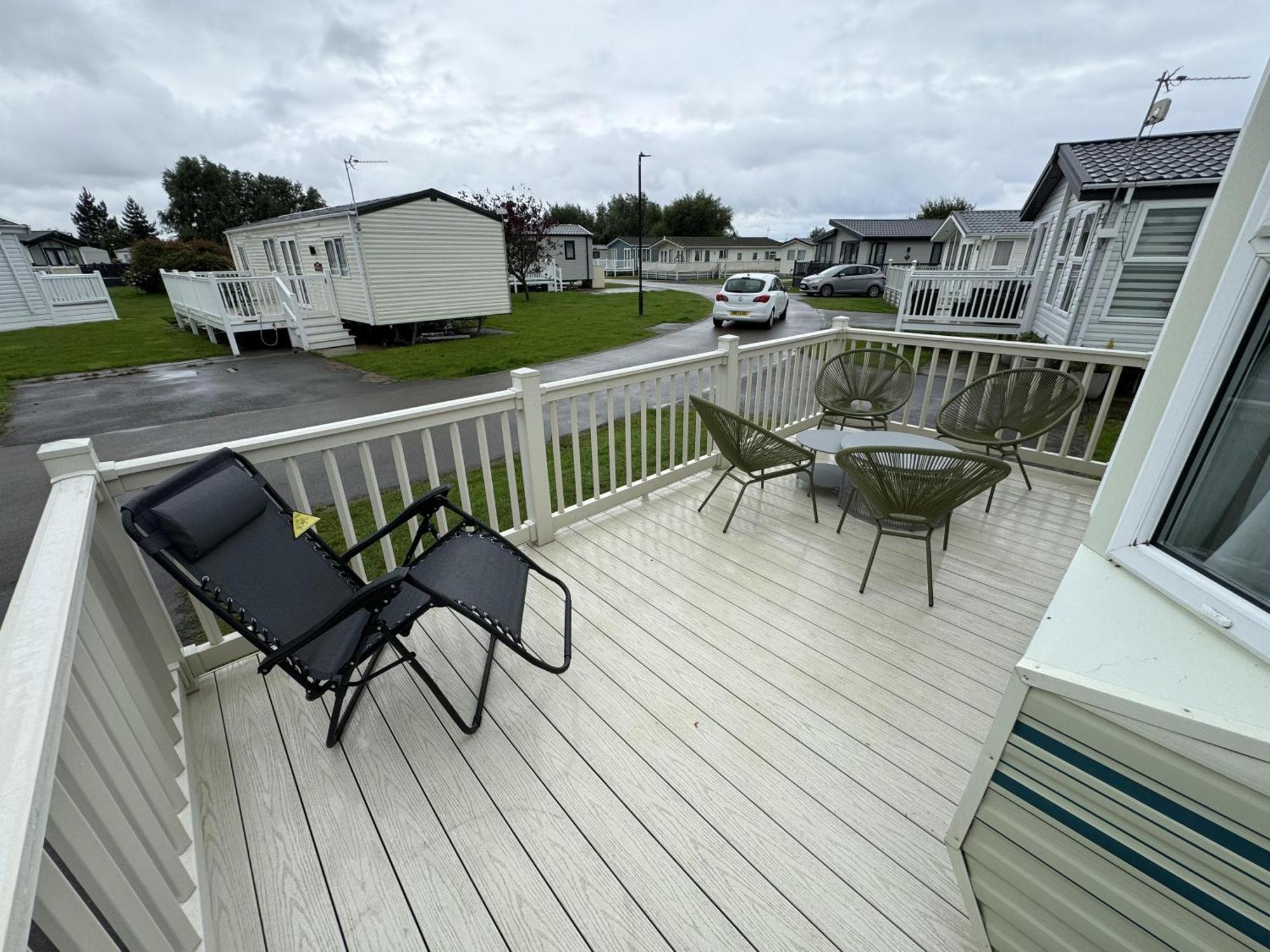Lovely Caravan For Hire With Large Decking Area In Ref 23218k * Hunstanton