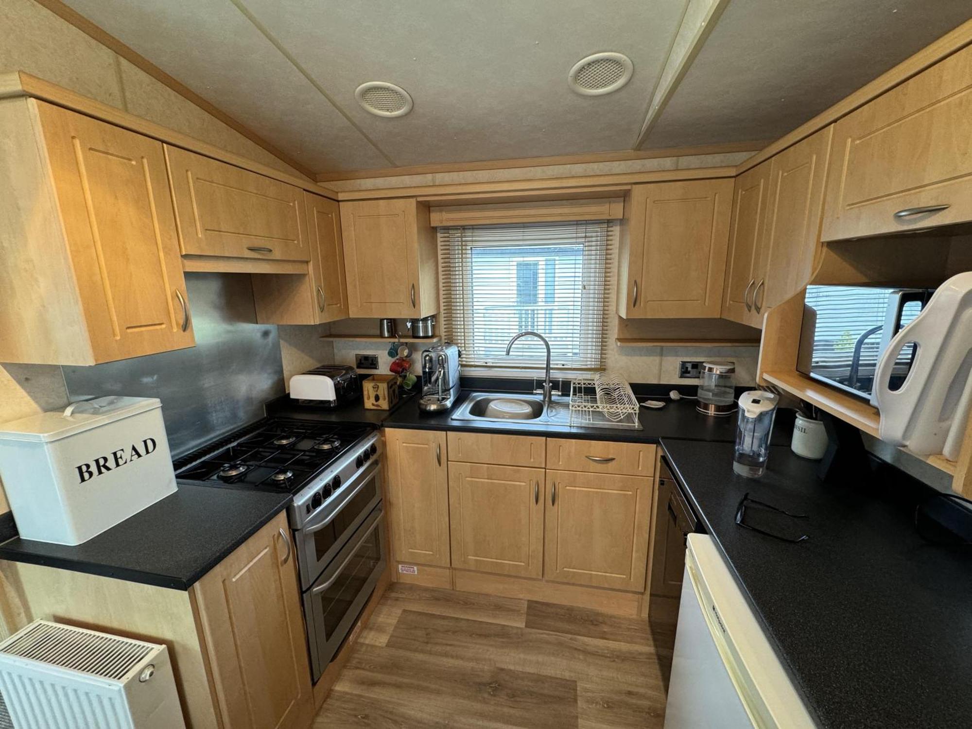 Lovely Caravan For Hire With Large Decking Area In Ref 23218k Hunstanton